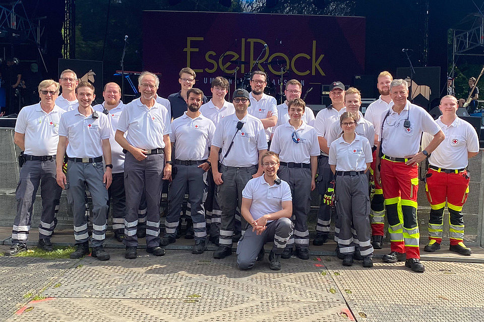 Die Helferinnen und Helfer der DRK Bereitschaft Wesel Die Helferinnen und Helfer der DRK Bereitschaft Wesel