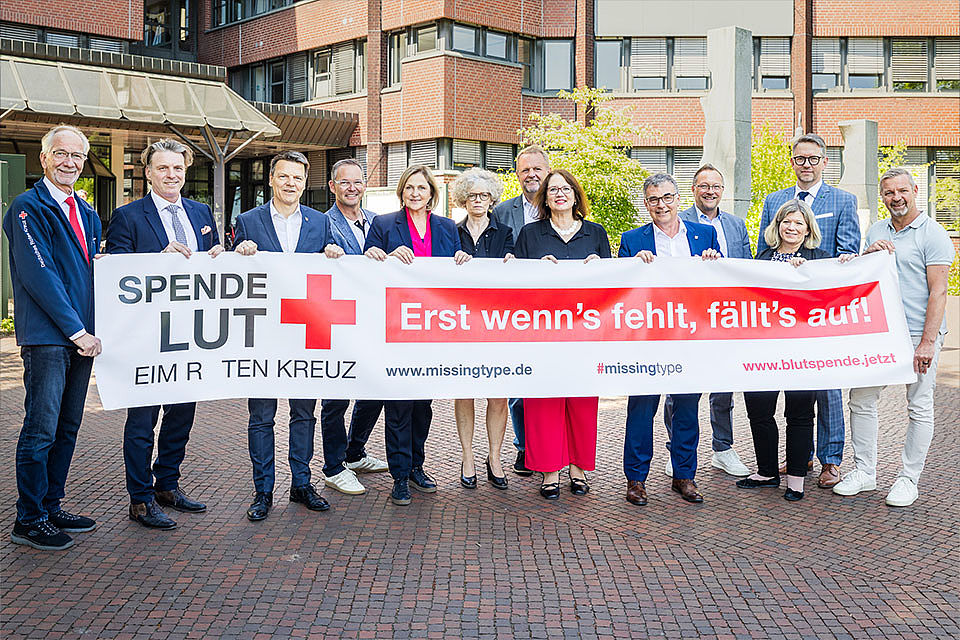 Weltblutspendetag 2025 Foto der Unterstützer der Kampagne "Blutspende - erst wenn's fehlt fällt's auf" des DRK