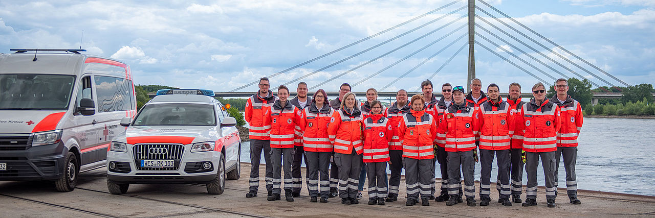 DRK Bereitschaft Wesel Mitglieder der DRK Bereitschaft Wesel mit Rheinbrücke im Hintergrund